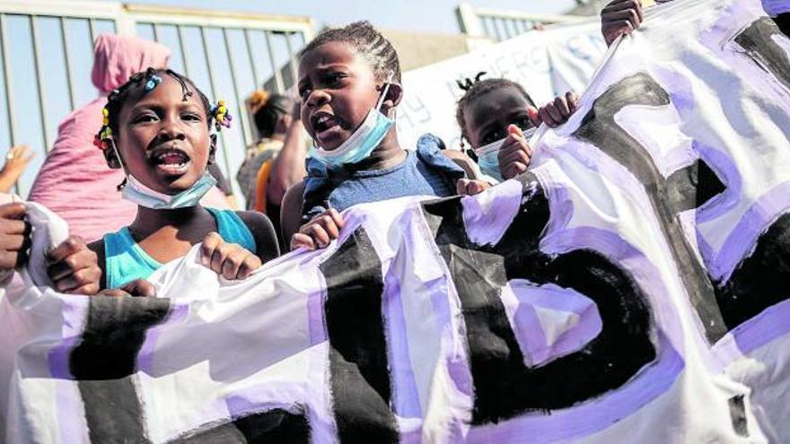 Protesta de los migrantes acogidos en el CAI de Santa Cruz de Tenerife. | | ANDRÉZ GUTIÉRREZ