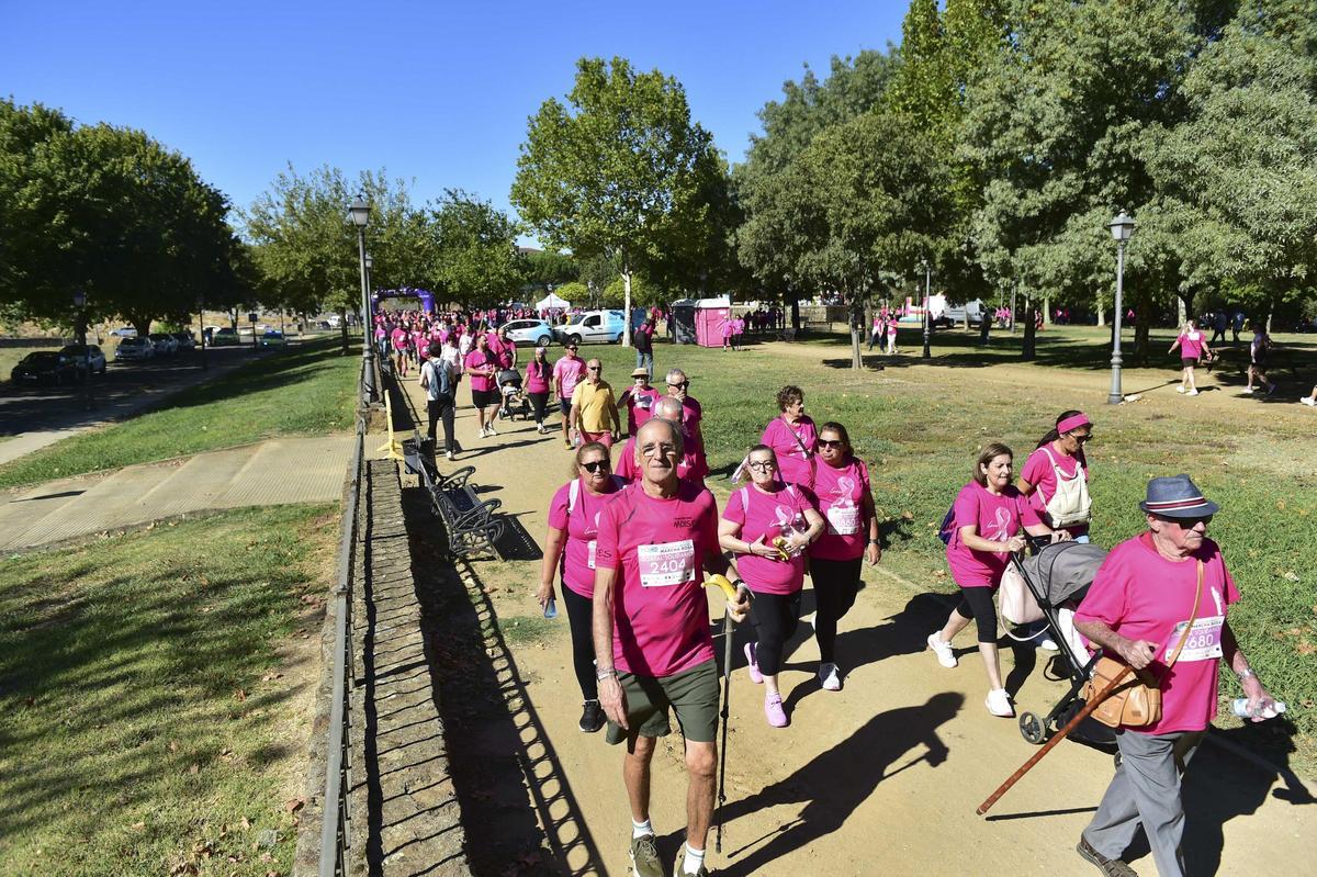 Imágenes de la marcha rosa contra el cáncer de mama en Plasencia