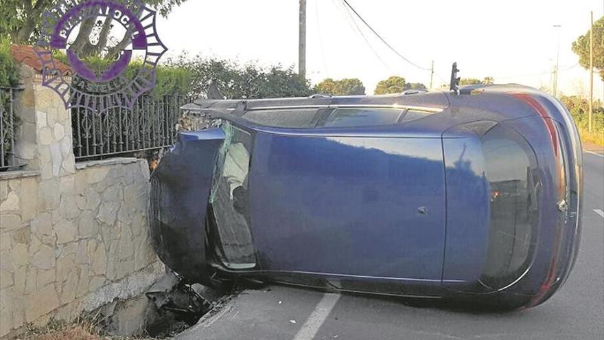 Duplica la alcoholemia y choca contra una casa en el Serradal