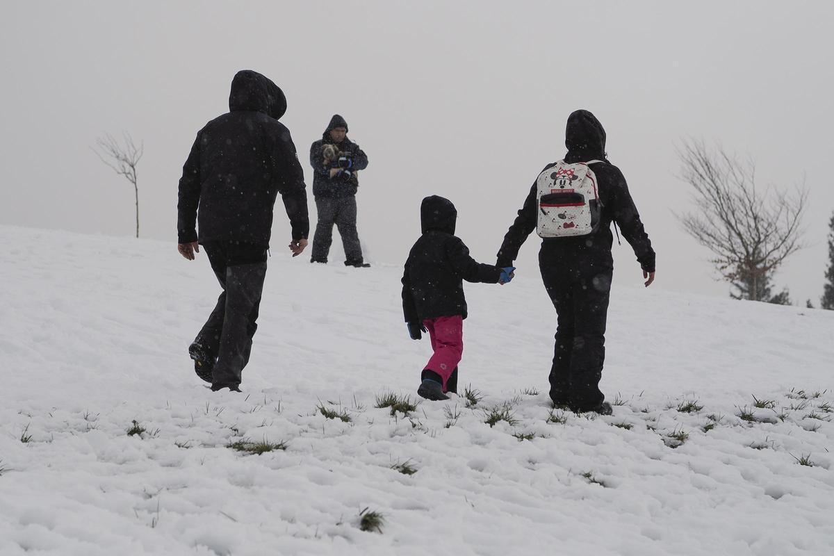 Una familia disfrutando de la nieve en Pedrafita do Cebreiro
