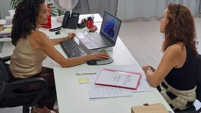 Atención a usuarios del servicio de orientación laboral de la Fundación Laboral de la Construcción.