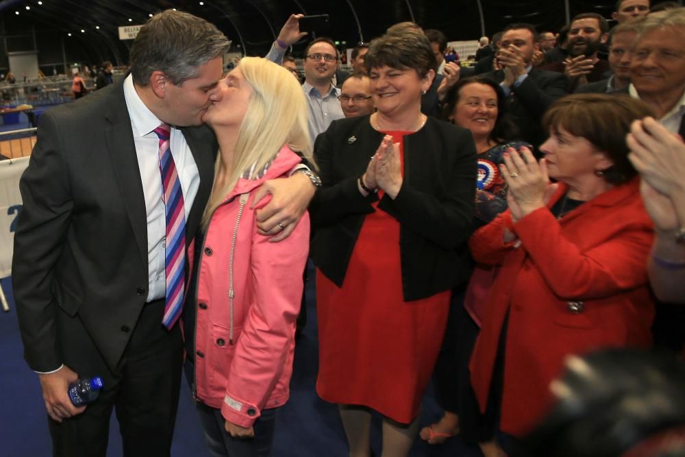 El candidato del Partido Demócrata Uniónista (DUP) de Belfast, Gavin Robinson (i), besa a su esposa, Lindsay, después de ganar su asiento en Westminster en Belfast, Irlanda del Norte, Gran Bretaña.