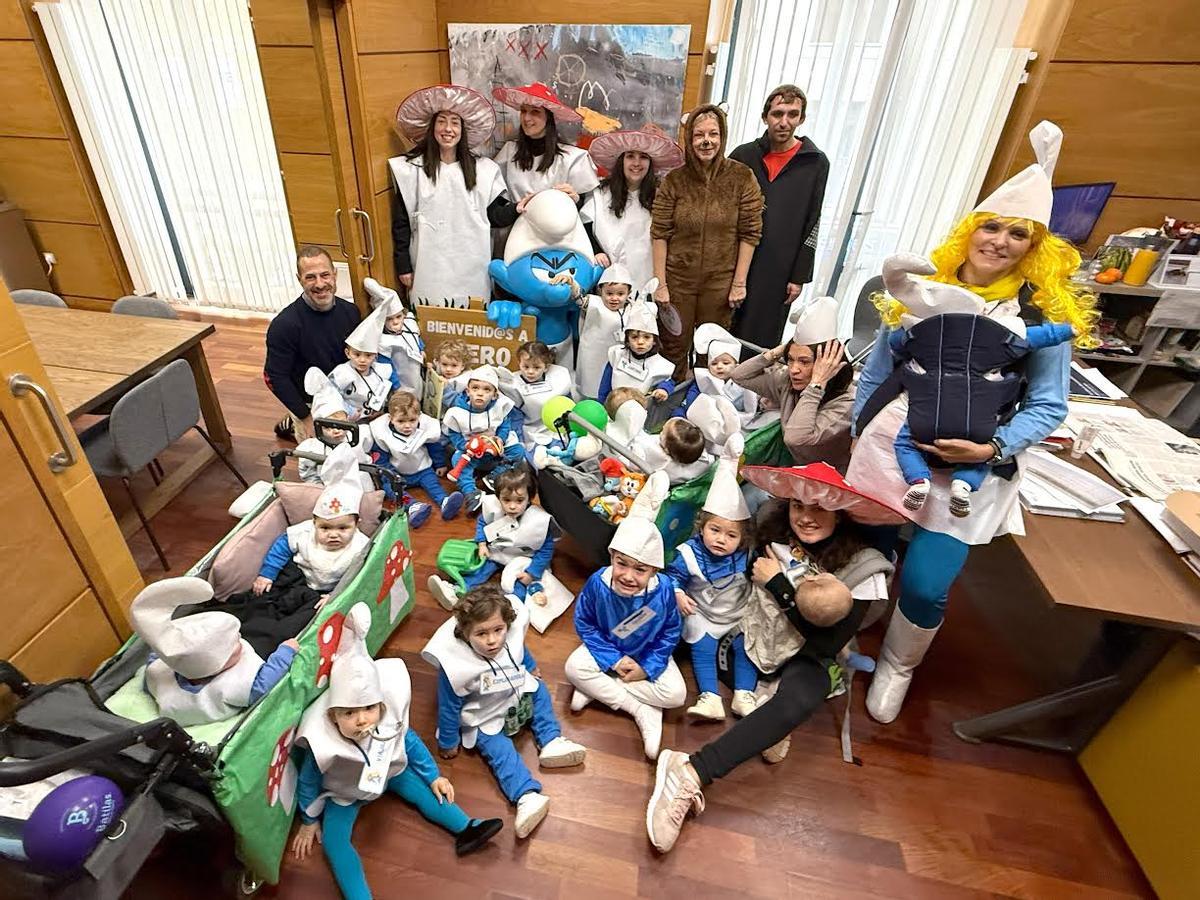 Profesores y alumnos, con el Alcalde, en el despacho.