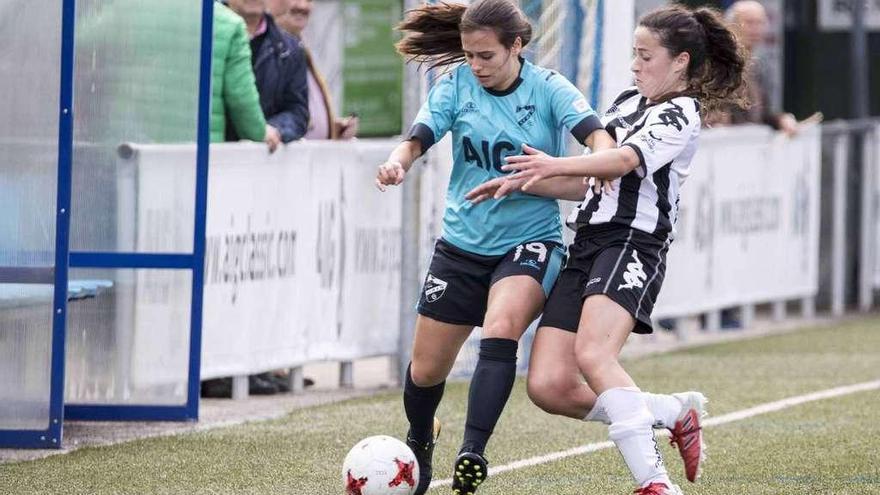 Una jugadora del Matamá y otra del Victoria luchan por el balón en el partido de ayer. // Cristina Graña