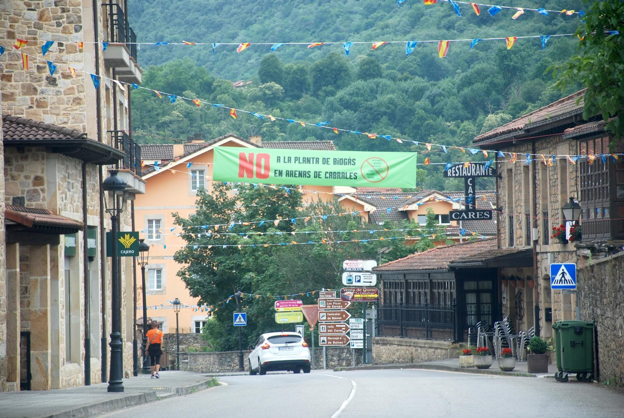 Pancartas contra la planta de biogás de Arenas de Cabrales