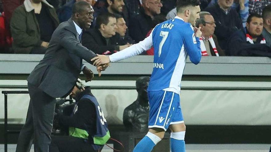 Clarence Seedorf, junto a Lucas Pérez, anoche en San Mamés.