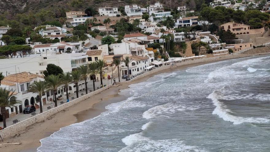 Teulada Moraira cierra la playa del Portet al detectar un vertido fecal