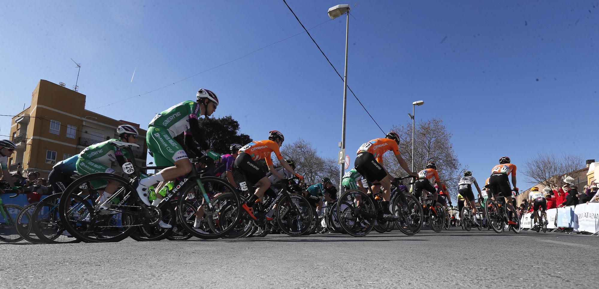 Salida de la Volta Ciclista a la Comunitat Valenciana desde Bétera