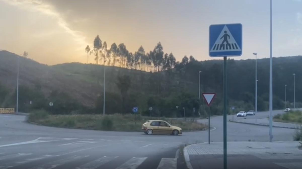 Carrera ilegal de coches en Vío, en una imagen tomada de un vídeo grabado por un vecino de Novo Mesoiro.