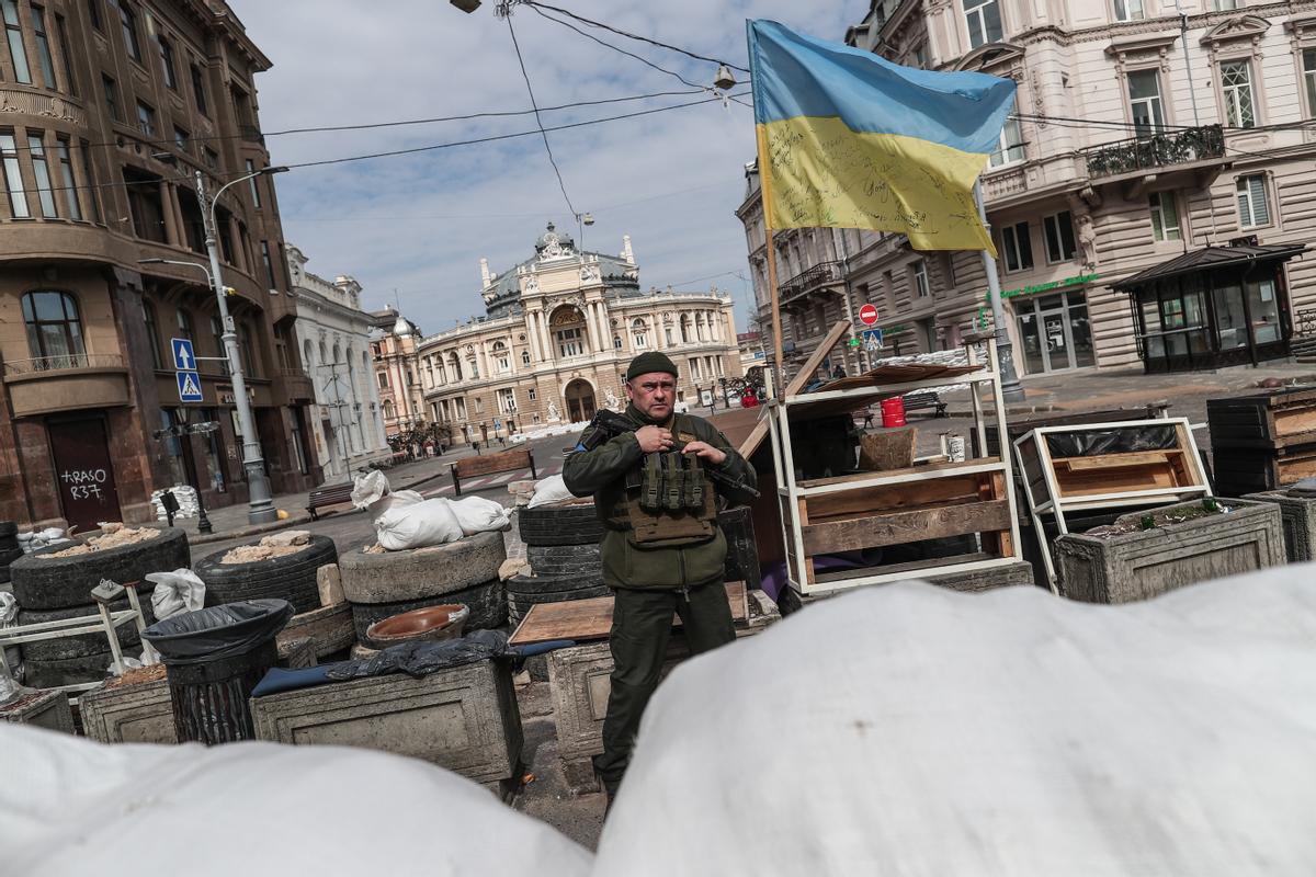 Un soldado ucraniano hace guardia junto a una barricada en la ciudad de Odesa, en el sur de Ucrania.