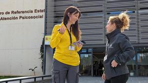Dos trabajadoras del SAUSS del Ayuntamiento de València, cerca del edificio calcinado.