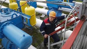 Un operario revisa las instalaciones de la central de almacenaje de gas de Dashava, próxima a Stryi, en el oeste de Ucrania, el 28 de mayo.