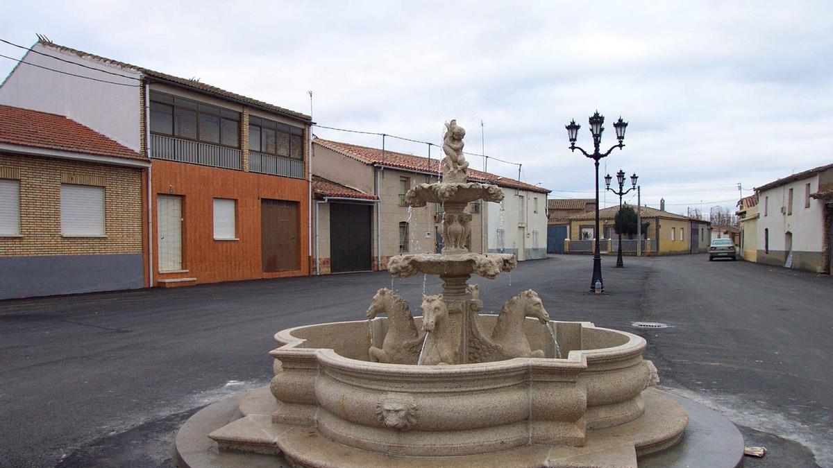 PLAZA DE SANTA EULALIA DE TABARA , CON LA NUEVA FUENTE RENACENTISTA
