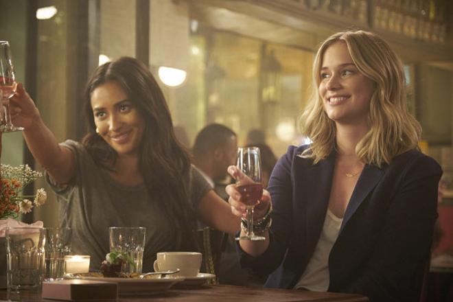 Elizabeth Lail y Shay Mitchell en la serie 'You'