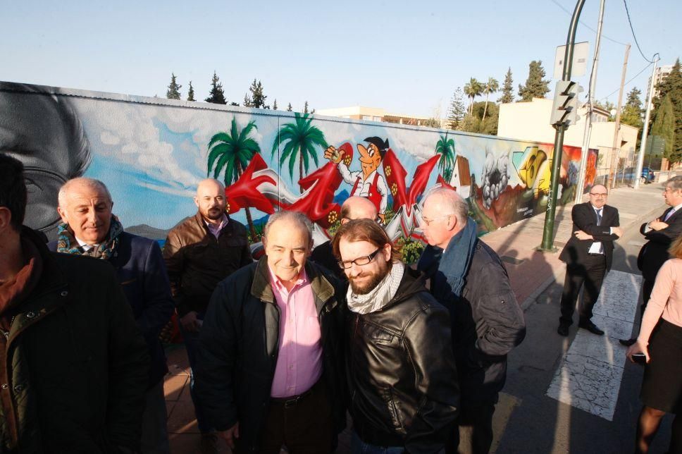 Nuevo mural decorado con motivos relacionados con la huerta en una pared exterior del hotel Nelva