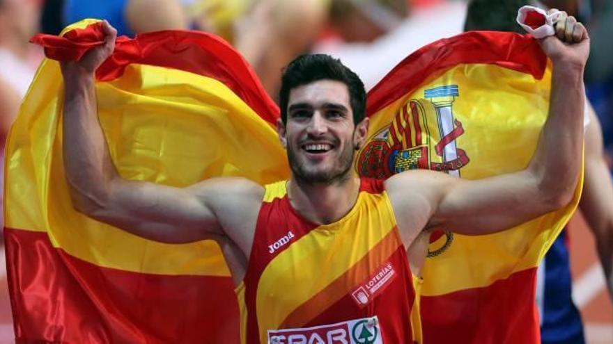 Jorge Ureña posa con la bandera de España tras conseguir la medalla de plata en el Europeo.