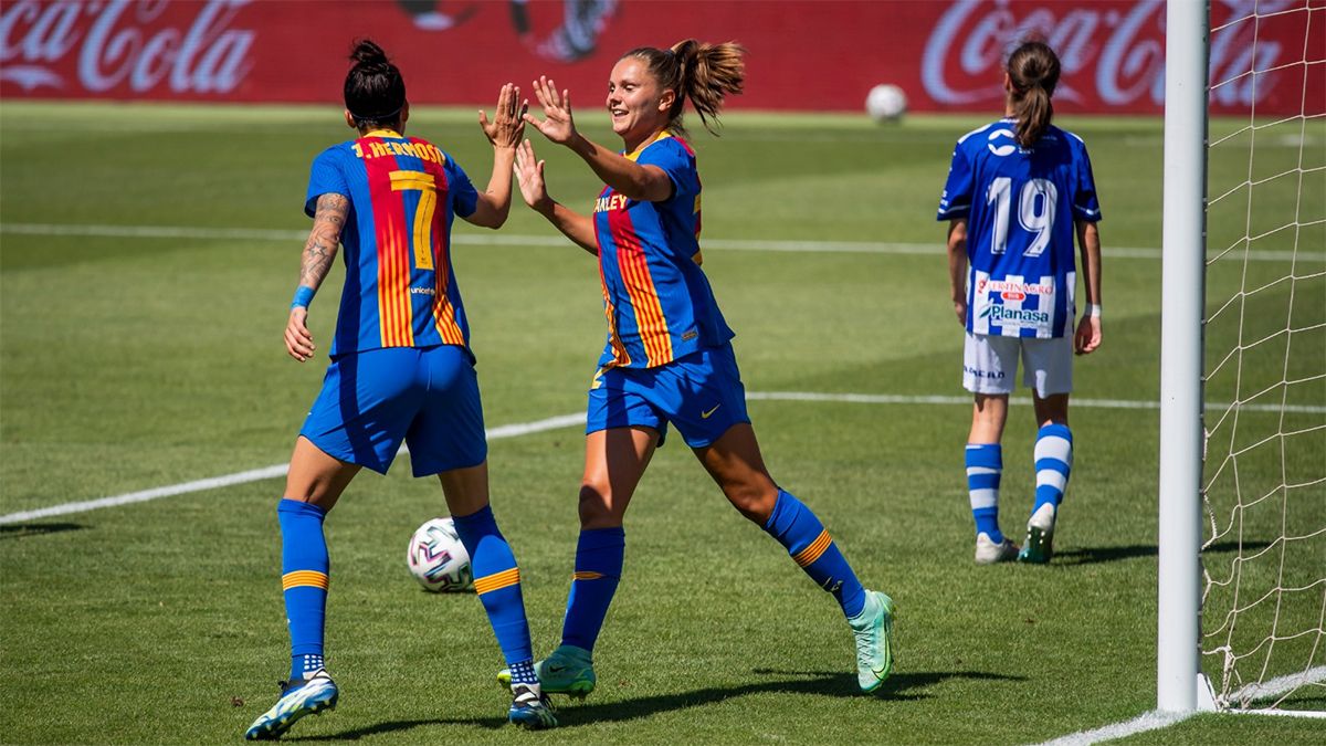 Mertens celebra con Jennifer Hermoso el gol al Sporting Huelva