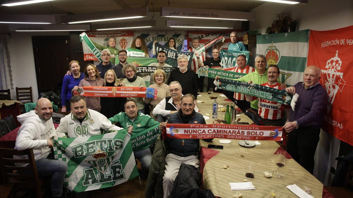 Las peñas sportinguistas Nunca Caminarás Solo y Baruyu junto a la peña bética Aracena este viernes en Gijón.