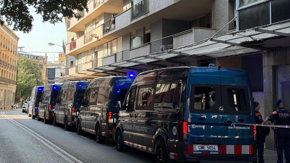 Efectius policials, davant del bloc ocupat de la ronda Ferran Puig de Girona.