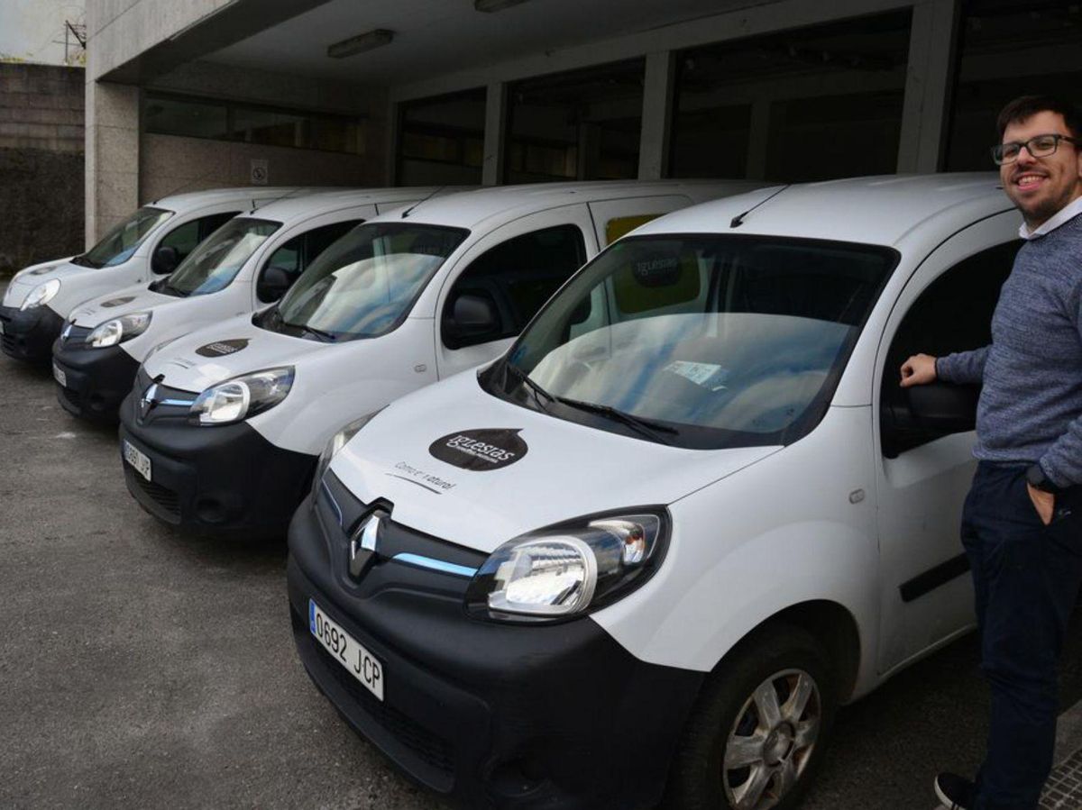 Primer punto de recarga de la comarca en Moaña. El Concello inició las obras de lo que será el primer punto de recarga de vehículos eléctricos en la coamrca. Está junto a la Casa Consistorial y se financia con cargo a una subvención del 70% del Plan Moves de la Xunta. La inversión son 15.200 euros. El concejal Rodrigo Currás también asegura que en movilidad eléctrica están fomentando la bicicleta y ya han contratado un estudio de viabilidad para su implantación. | G.N.