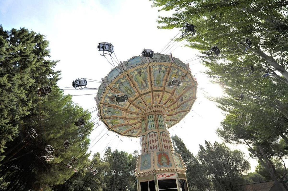 Sillas voladoras en el parque de atracciones.