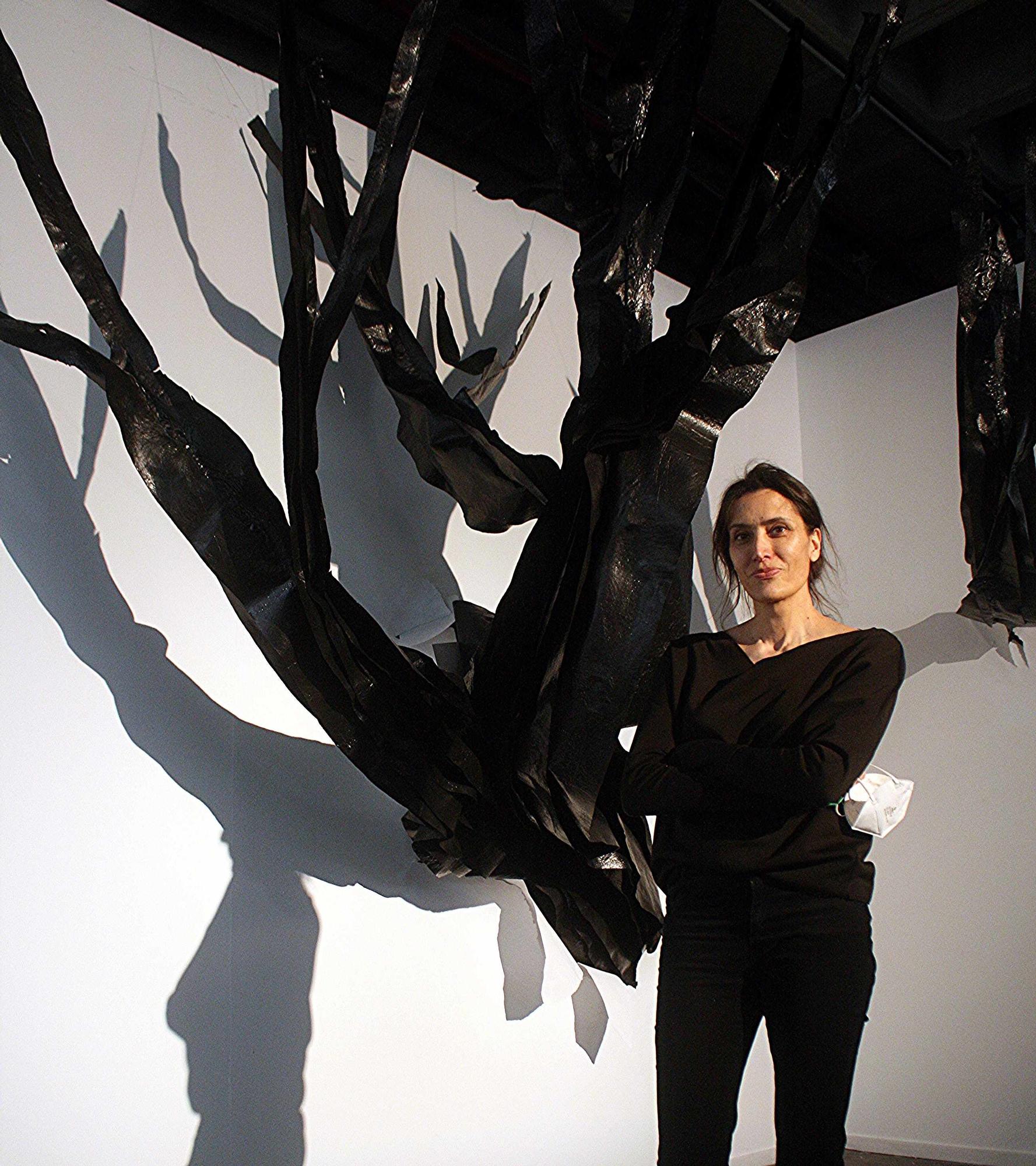 Amparo Sard ante el árbol gigante que presenta en su exposición en ARCO.