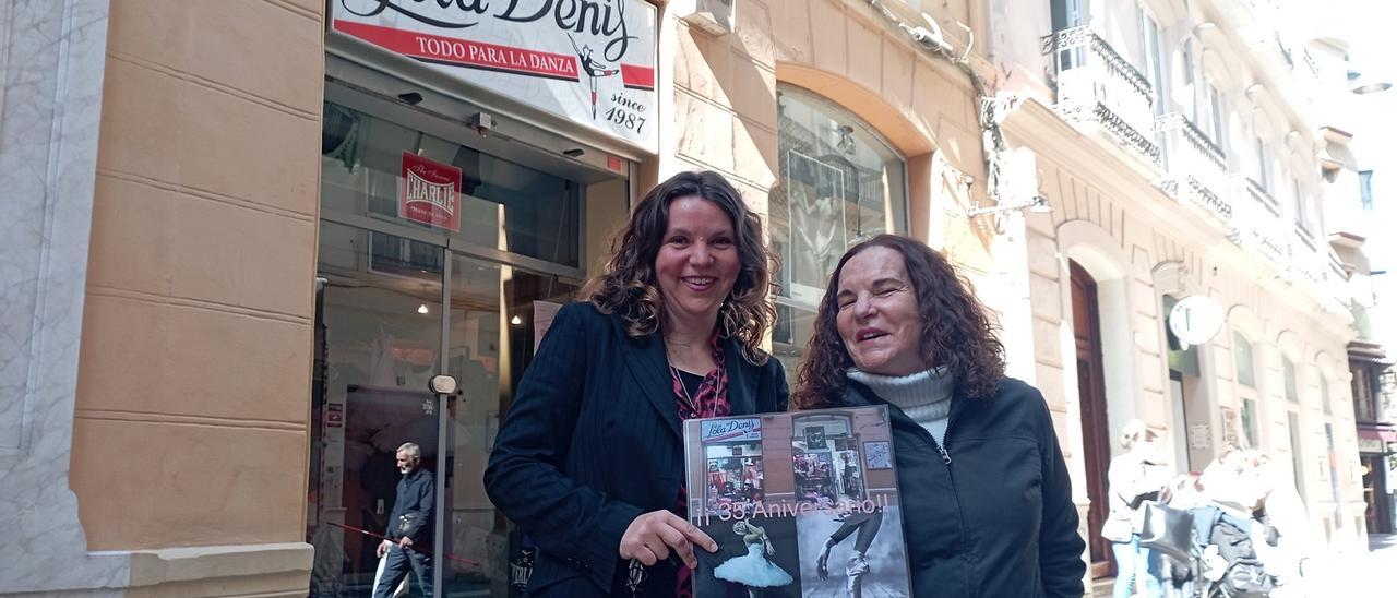 Lola Denis y su hija Alexandra, delante de la tienda de danza, que celebra el 35 aniversario