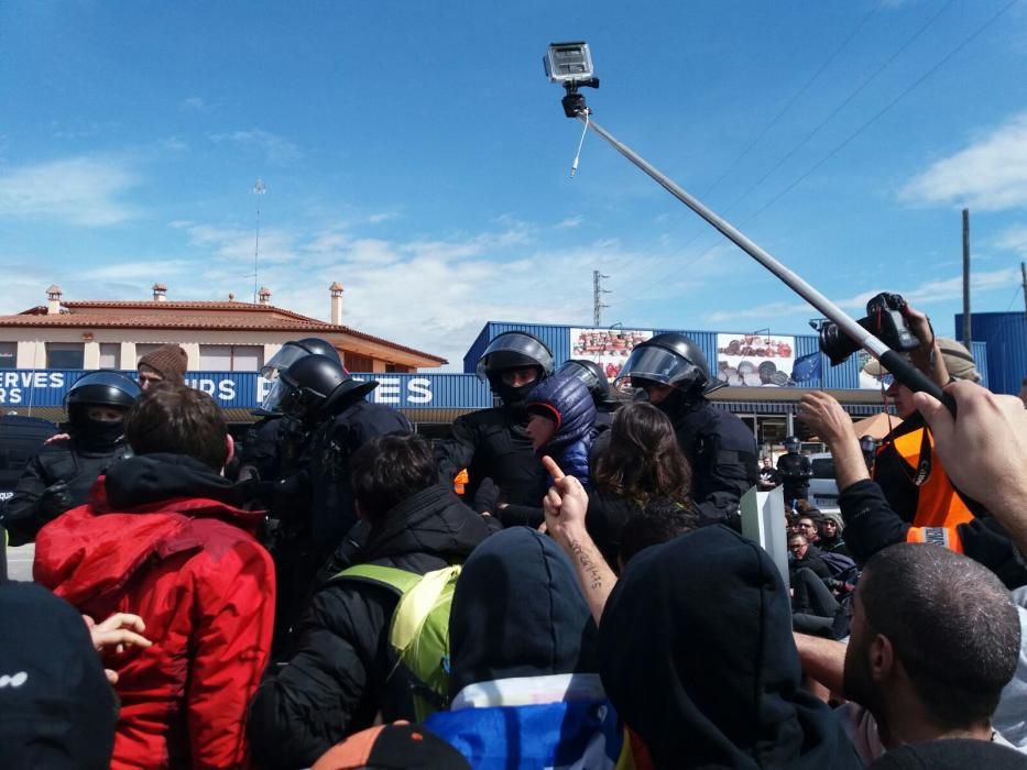 Els Mossos desallotgen els manifestants de l'AP-7