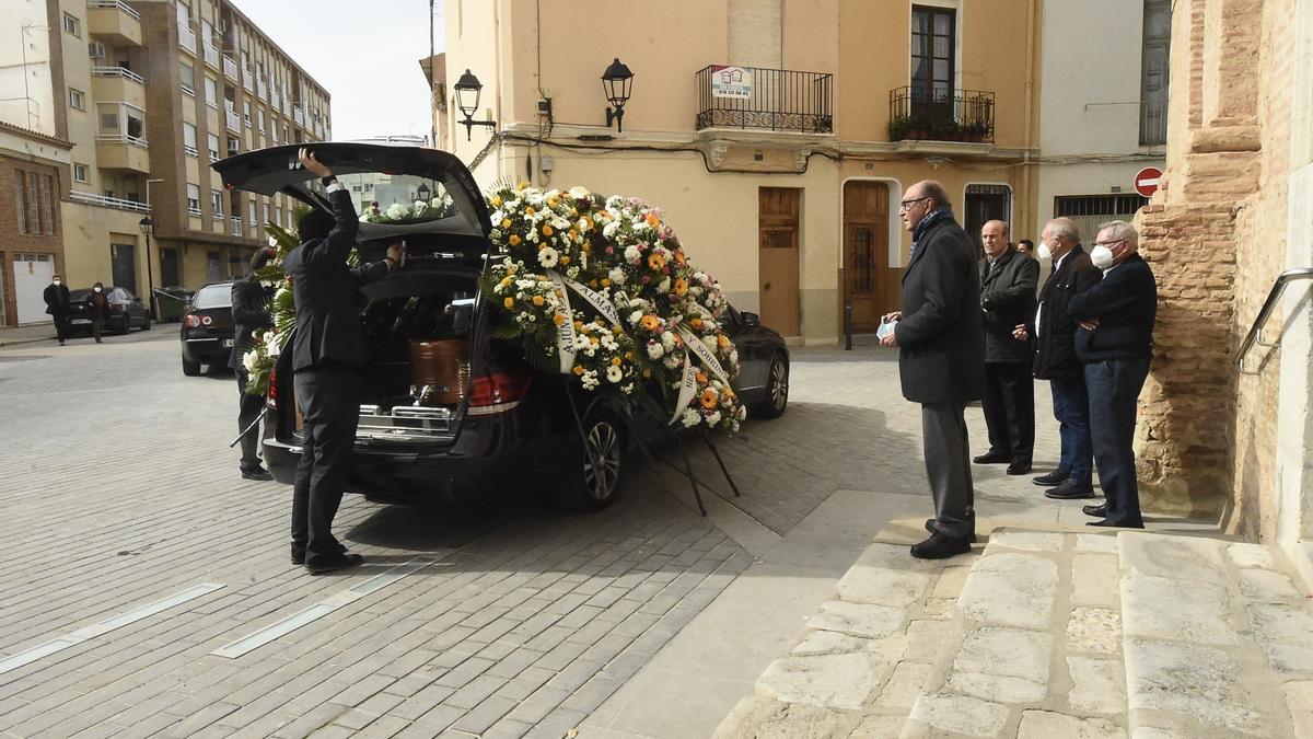 Instante en que el coche fúnebre ha llegado a las puertas de la iglesia.