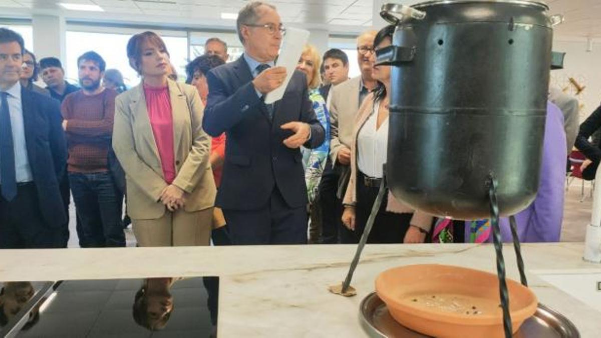 Carmelo Bosque guía la visita por el Centro de Innovación Gastronómica, con la consejera Díaz y el alcalde Felipe.