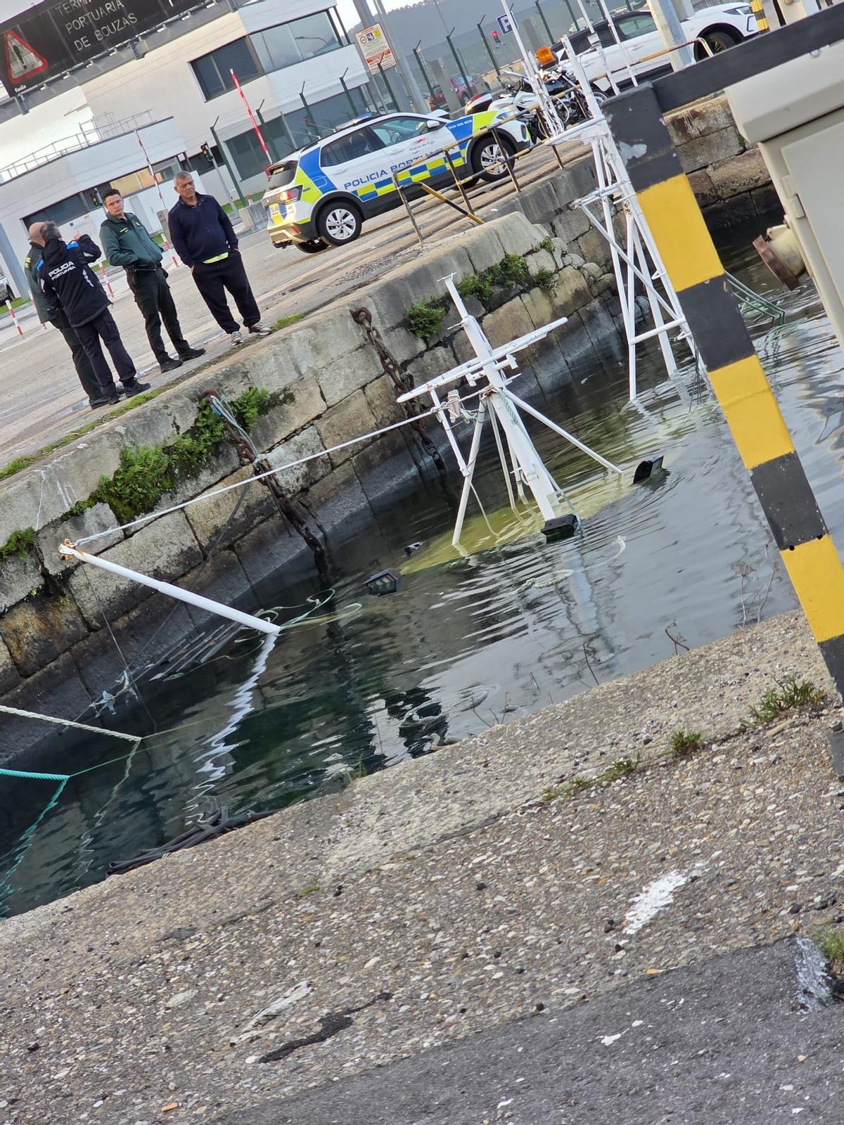 El pesquero portugués hundido en la dársena de Bouzas, en imágenes