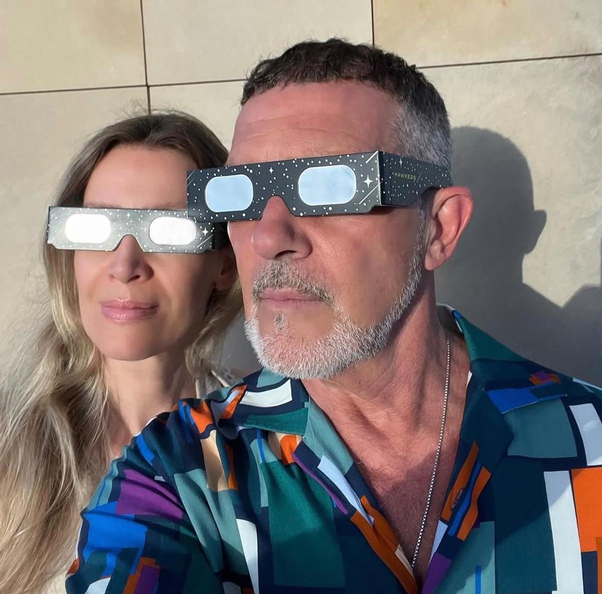 Antonio Banderas y Nicole Kimpel, durante el eclipse solar