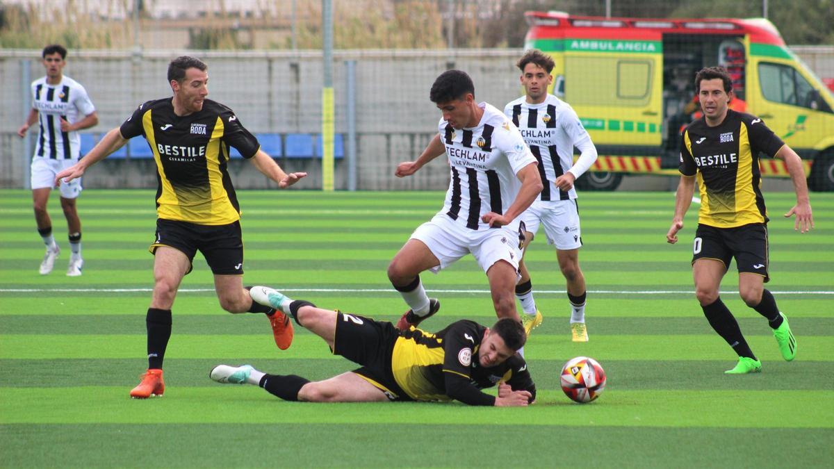 Atractivo duelo entre el Roda y el Castellón B que se decantó a favor de la escuadra albinegra.