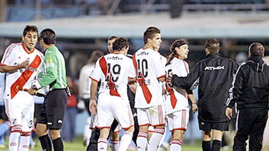 Els jugadors de River Plate van ser assatjats per la seva afició.