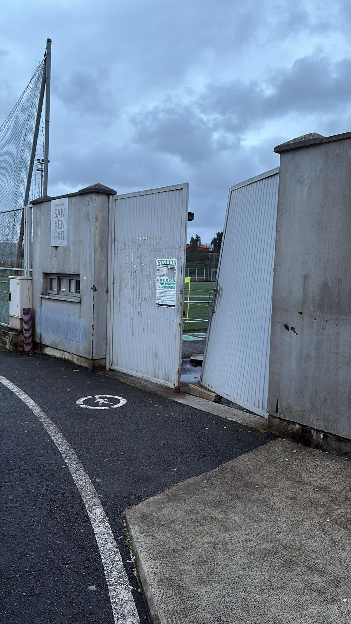 Desperfectos en el campo de O Revel