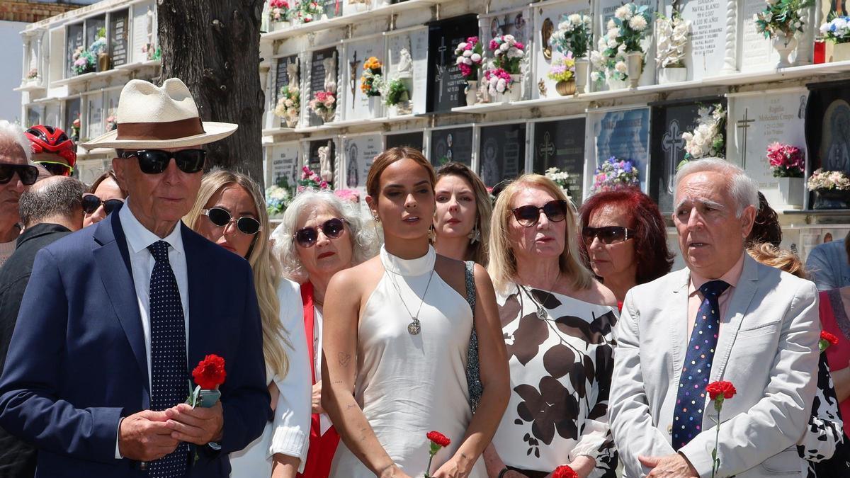 Ortega Cano, Gloria Camila, Rocío Flores y Gloria Mohedano con su marido José Antonio Rodríguez, entre los asistentes al homenaje a Rocío Jurado en su localidad natal