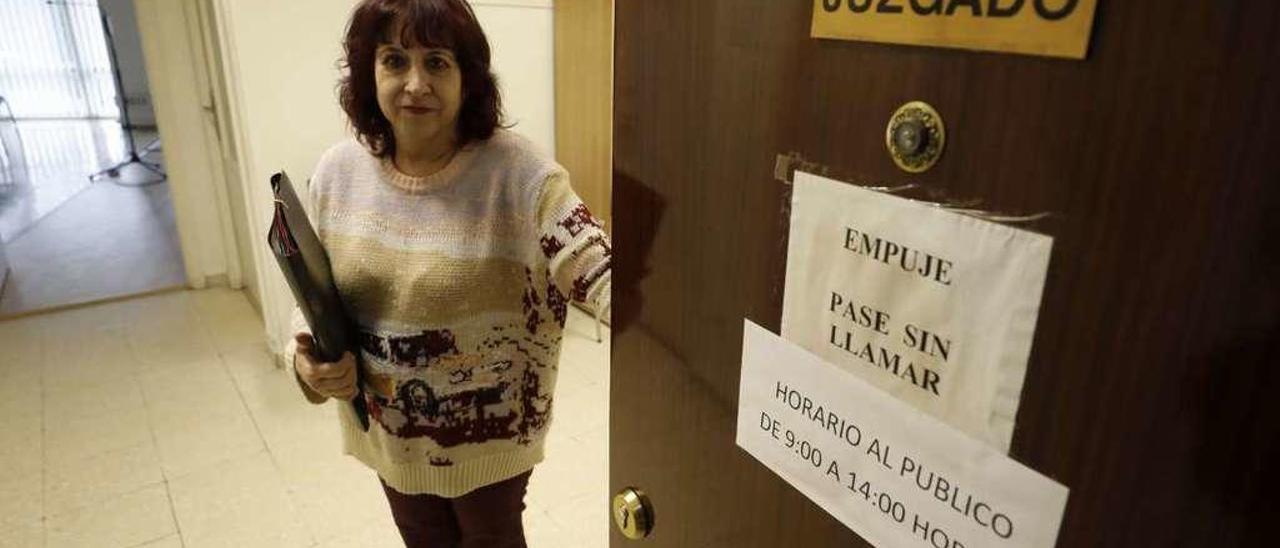 Carmen Blanco, auxiliar en el contencioso número 6 de Oviedo, se dispone a salir de su Juzgado, ubicado en el 1.º B de un bloque de pisos en la calle Pedro Masaveu, para llevar documentación al Palacio de Justicia de Llamaquique.
