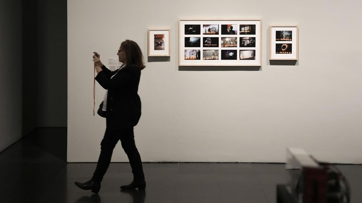 Primera gran exposición, en el Macba, de María Teresa Hincapié (1954-2008), fue una de las más destacadas artistas de performance y arte de acción de Colombia.