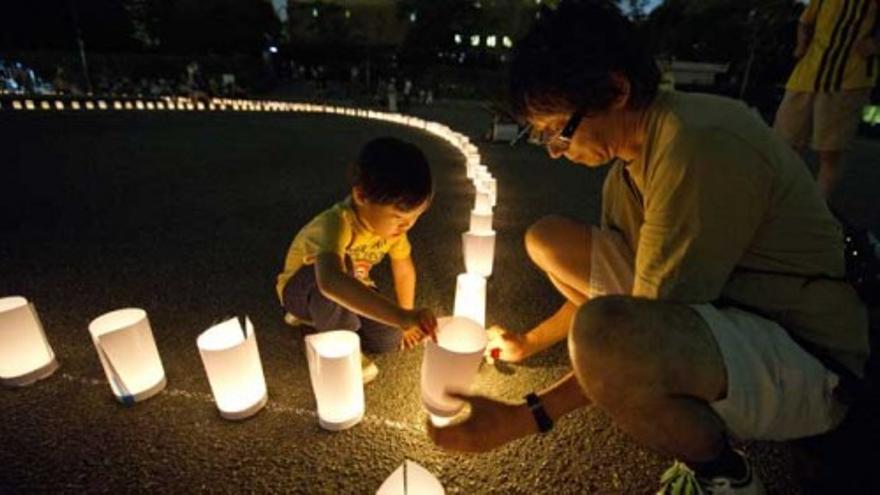 Japón enciende una vela por cada víctima