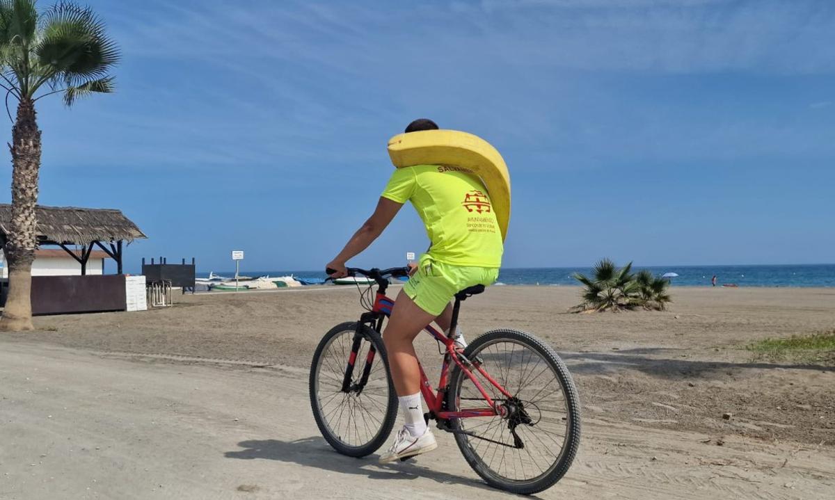 Un socorrista en una playa de Rincón de la Victoria