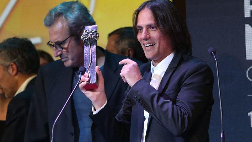 El guionista sevillano Rafa Cobos recibió anoche el Premio Ricardo Franco.