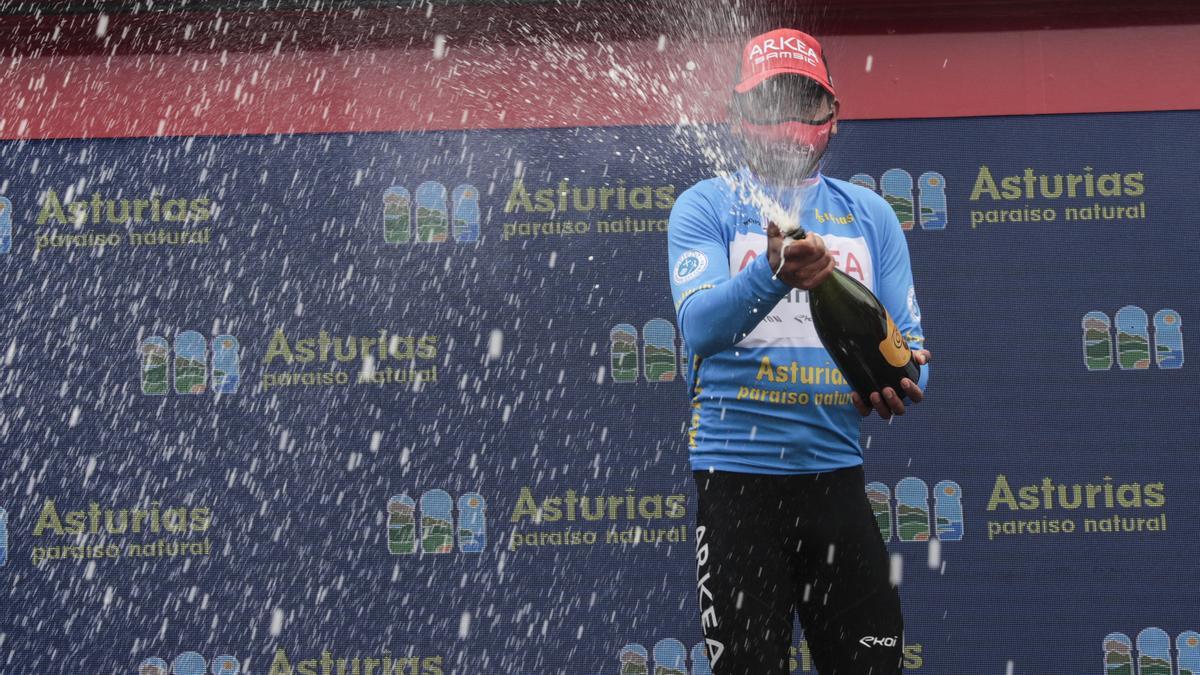 Las imágenes de la última etapa de la Vuelta a Asturias: crónica y reacciones