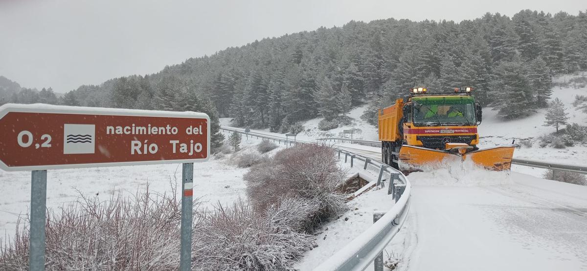 Una quitanieves en una carretera de la sierra de Teruel en una imagen de archivo.