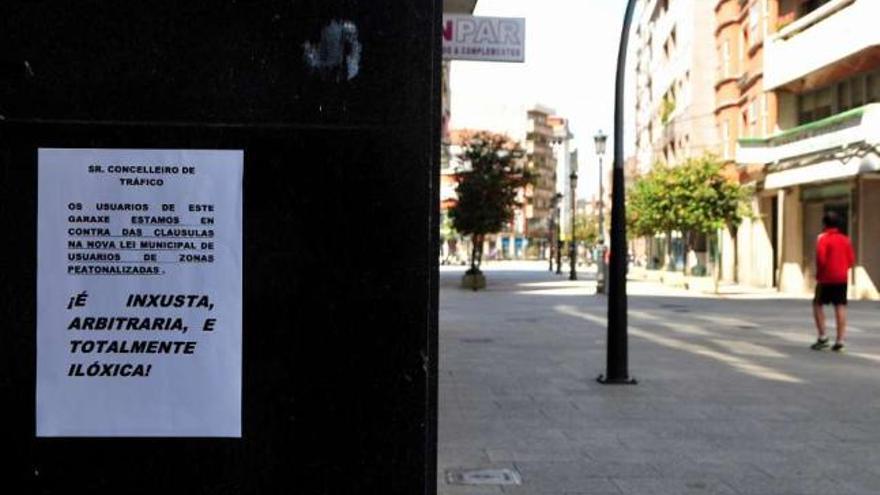 Los usuarios de un garaje del centro urbano colocaron un cartel contra la normativa.  // Iñaki Abella