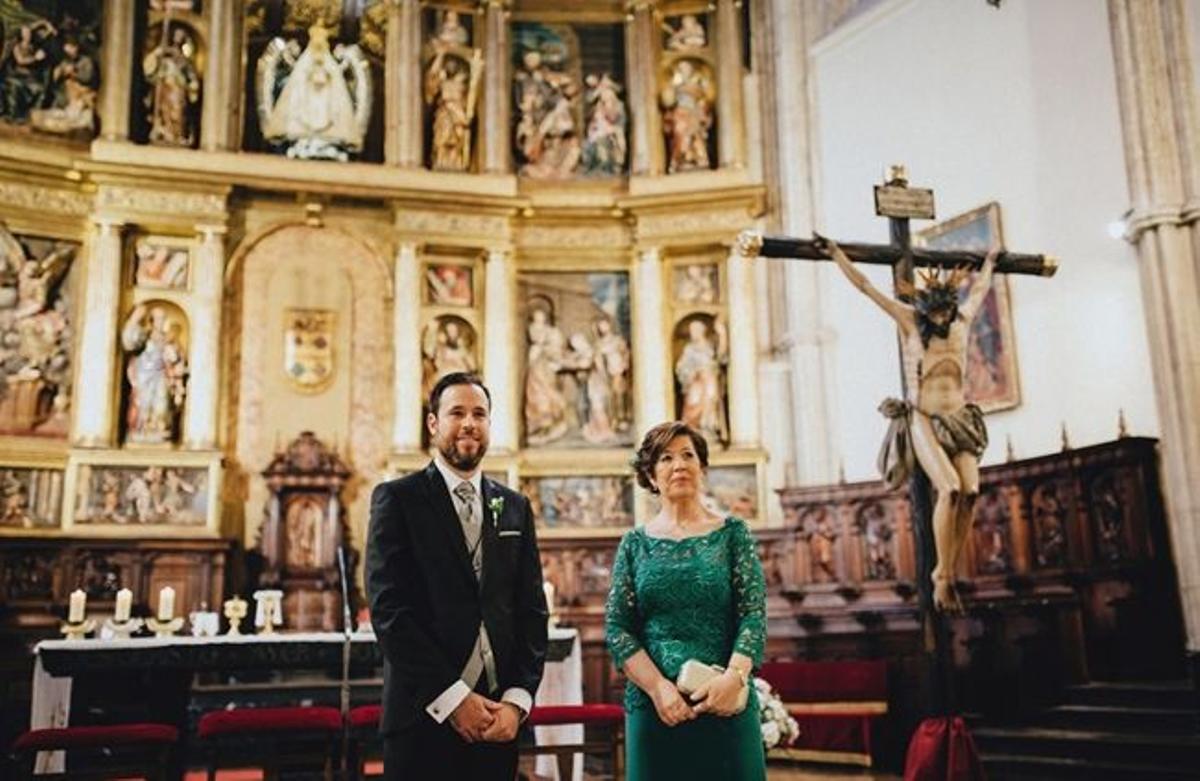 Las fotos que no pueden faltar en tu boda: el novio esperando