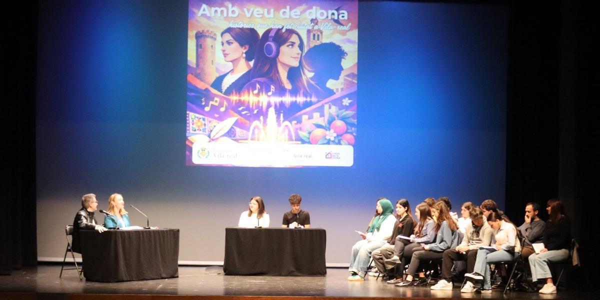 El Auditori Municipal Músic Rafael Beltrán Moner de Vila-real ha acogido este lunes la presentación del pódcast 'Amb veu de dona'.