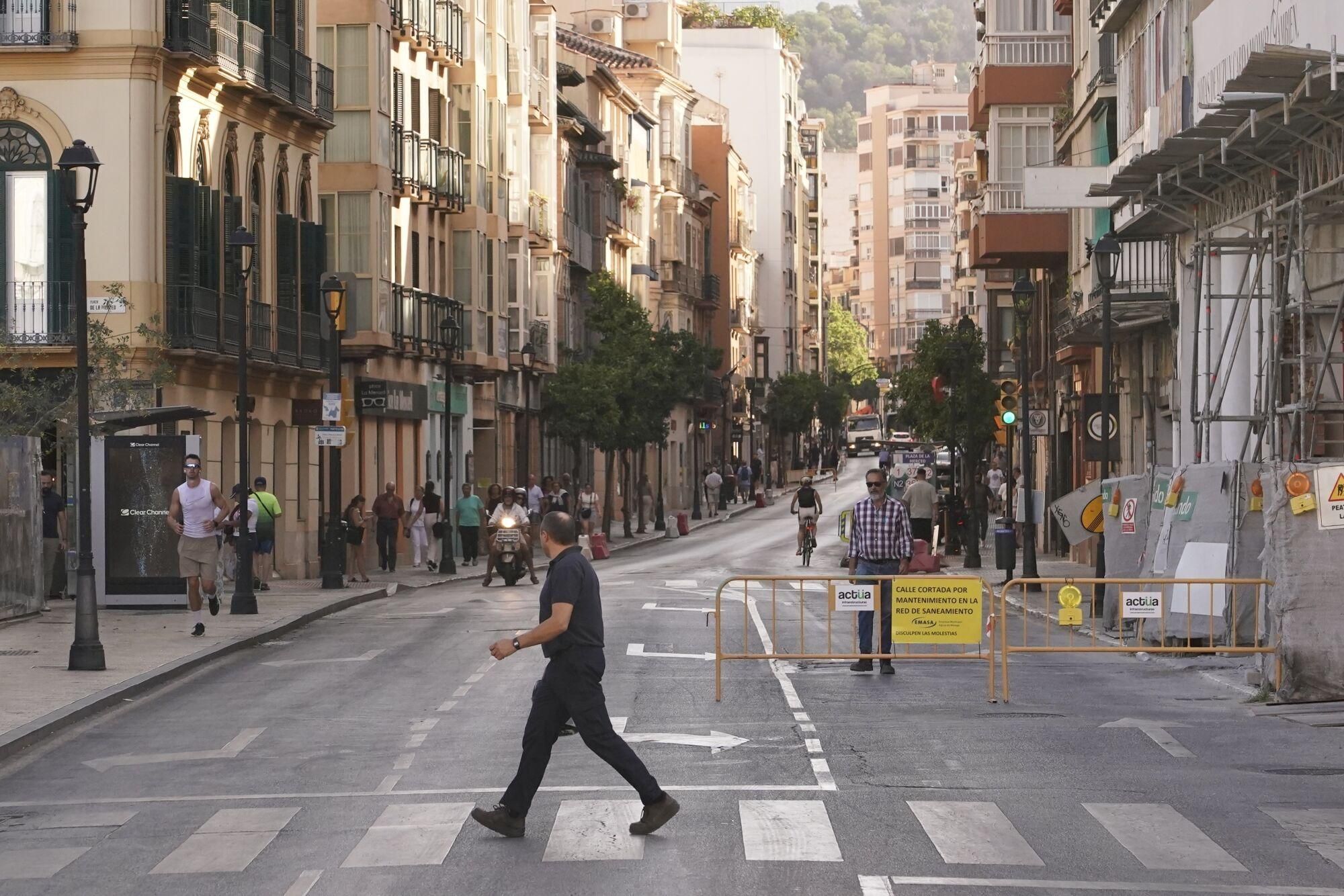 Vista de la calle de la Victoria, que permanecerá cerrada por mantenimiento en la red de saneamiento