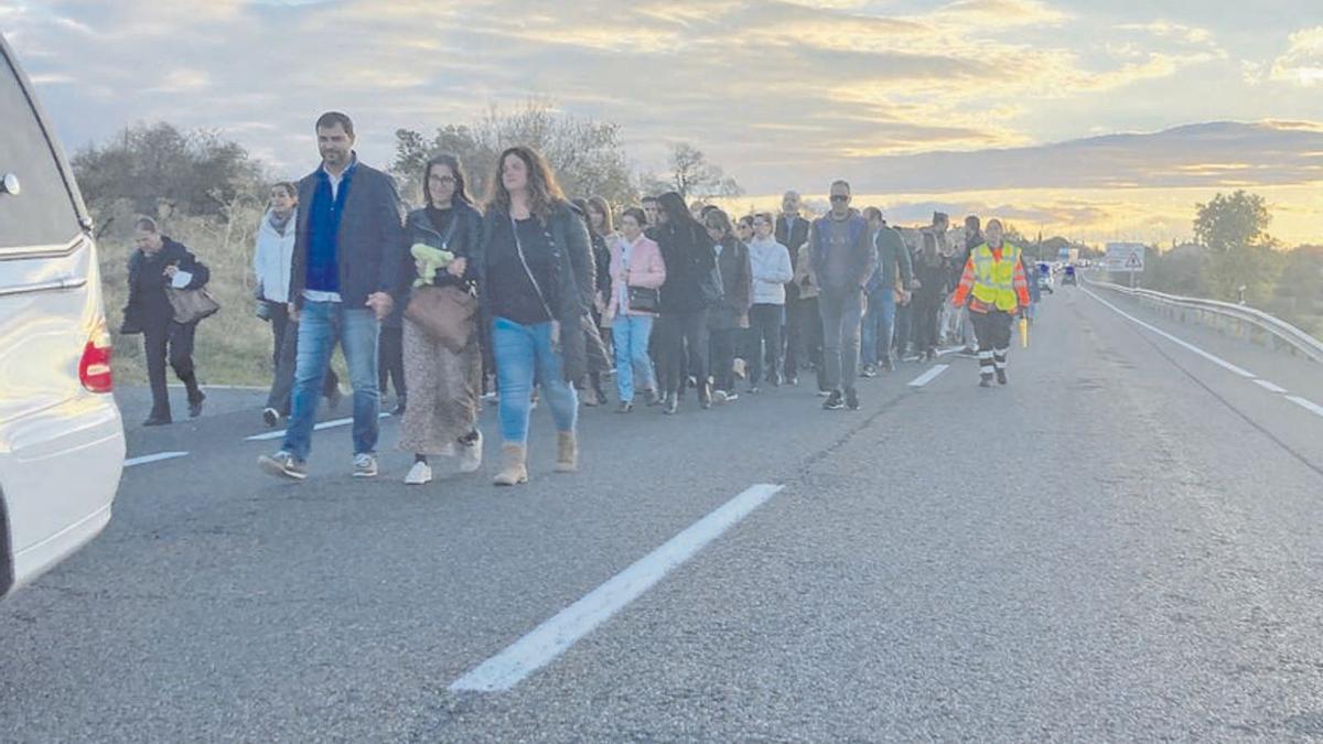 El cortejo fúnebre en Torrecaballeros que acompañó los restos de la niña hasta el cementerio del pueblo, el martes.