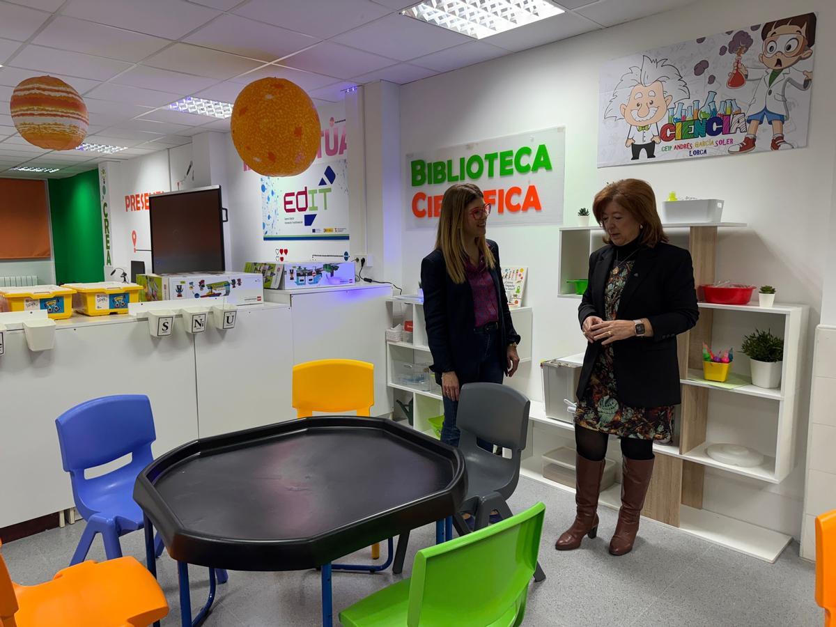 La directora del centro (d) y la edil de Educación (i) llevaban a cabo la presentación.