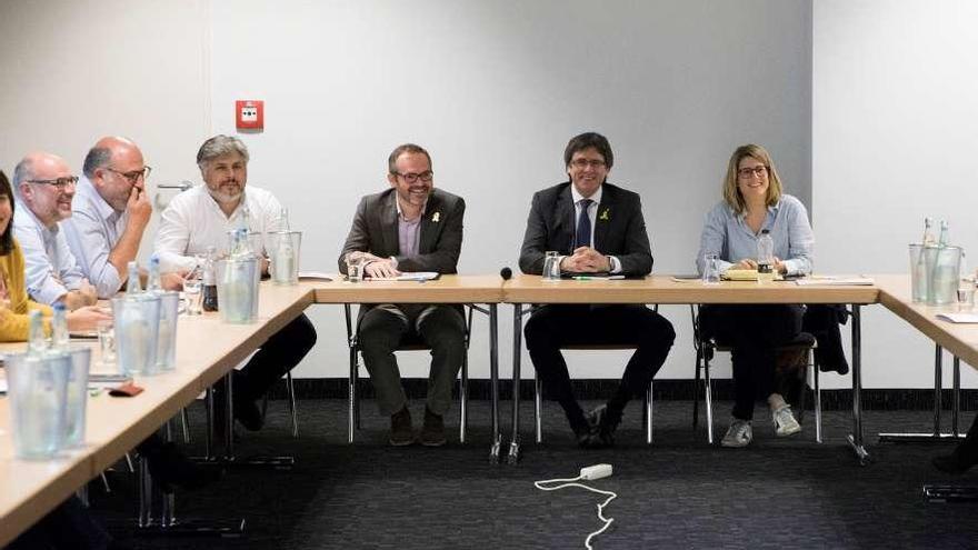 Carles Puigdemont y la cúpula de JxCat, durante la reunión de los diputados de la formación, el sábado pasado en Berlín.